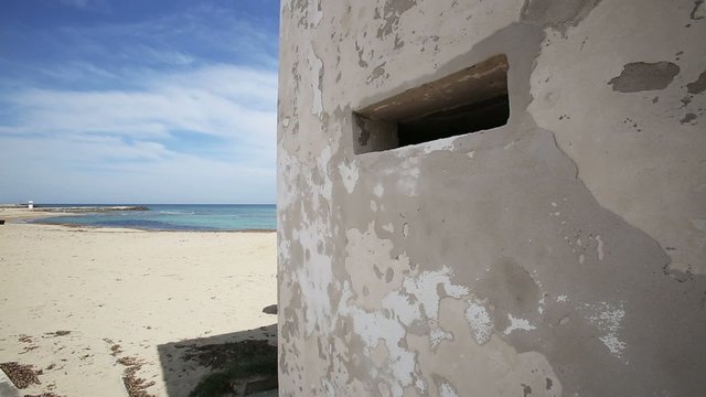 Muro rovinato con vista mare
