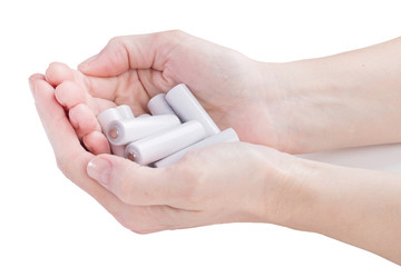 weibliche Hände halten Handvoll von Batterien