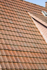 Gepflegte Dachziegeln eines Wohnhauses