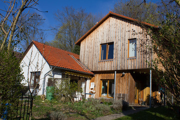 Fototapeta na wymiar Idyllisches Holzhaus als Anbau eines Wohnhauses 