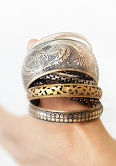 Naklejka premium Feminine bracelets on a man's thumb