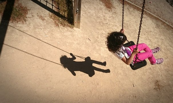 Ni&ntilde;a en el parque