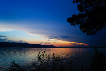 Fototapeta na wymiar Sonnenuntergang kurz vor dem Sturm 