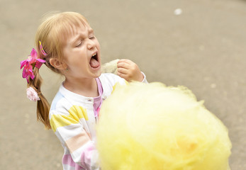 petite fille mangeant Barbe à papa
