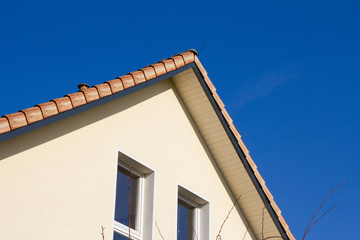 Gepflegtes Wohnhaus vor blauem Himmel