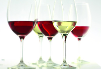 Rotwein und Weißwein im Glas