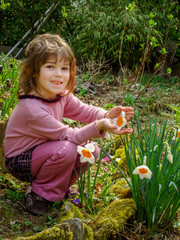 Fillette dans le jardin