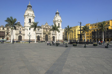 ペルー旧市街アルマス広場のカテドラル