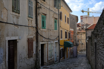 Fototapeta na wymiar Alte Gasse in Pula in Istrien