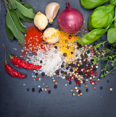 Gewürze und Kräuter auf Schiefertafel