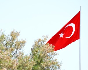 Türkische Flagge weht im Wind