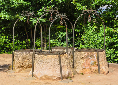 Campo de Criptana, Espa&ntilde;a, brocales de un pozo