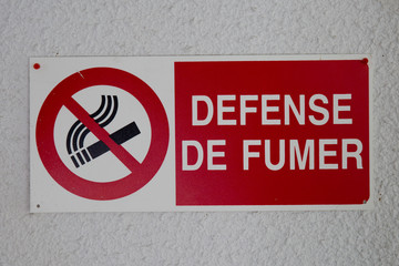 The sign no smoking. with French text 