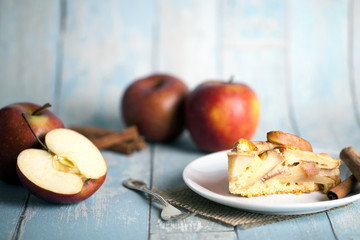 Apfelkuchen mit Äpfeln und Zimt