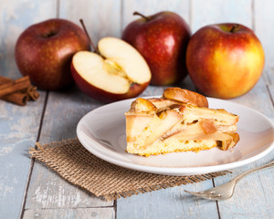 Apfelkuchen frisch gebacken Dessert Teller Konditorei