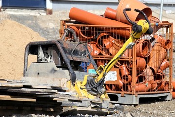Rüttelplatte auf einer Baustelle