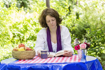 Frau beim Lesen, Woman reading a book