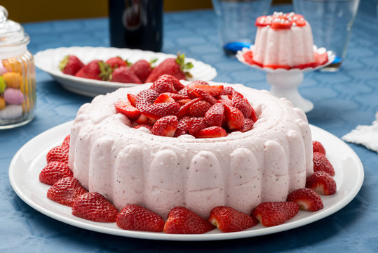 Bavarese alle fragole guarnito con fragole fresche