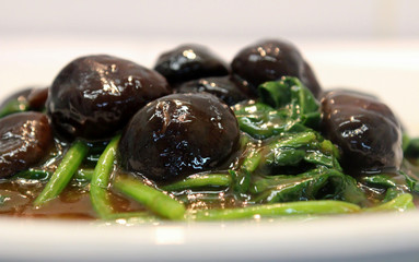 Chinese appetizer with mushrooms, green beans