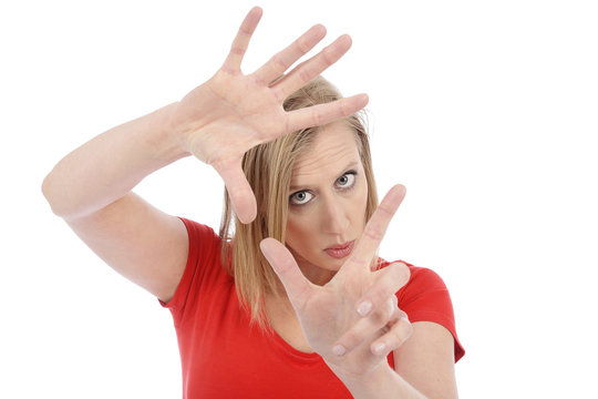 femme blonde faisant un cadrage 