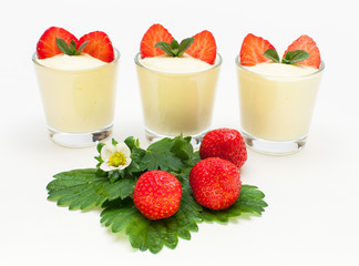 Vanille-Dessert mit Erdbeeren