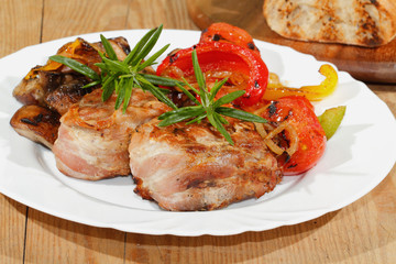 Gegrillte Schweinemedaillons,Champignons, Paprika, Tomaten
