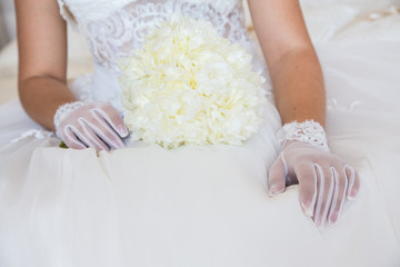 Mani di sposa e bouquet