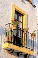Fototapeta na wymiar Balcón con macetas y flores