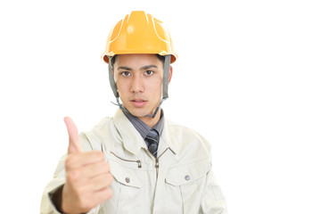 真剣な表情の労働者