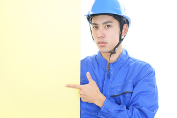 真剣な表情の労働者