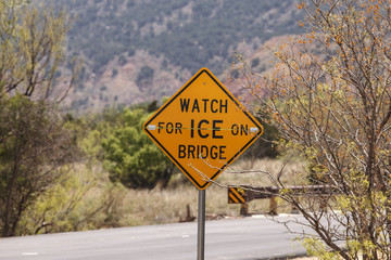 Verkehrsschild USA - Gl&auml;tte Warnung