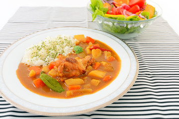 美味しそうなカレーライスとサラダ