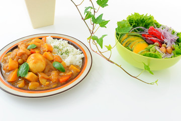 美味しそうなカレーライスとサラダ