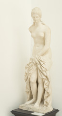 Statue de femme au musée des beaux-arts de Nîmes