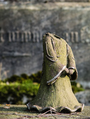 Zertstörte Skulptur auf einem Friedhof