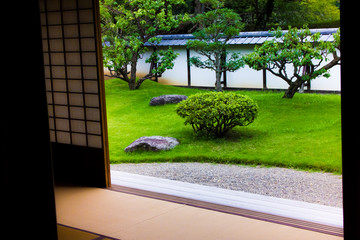 緑鮮やかな日本庭園