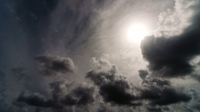 Time - lapse солнце через облака.