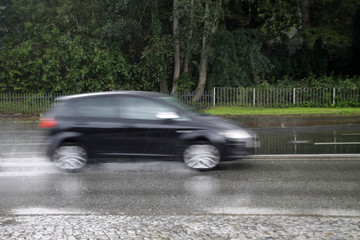 Fahrendes Auto im Regen