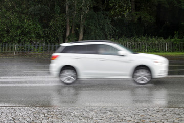 Obraz na płótnie Canvas Fahrendes Auto im Regen