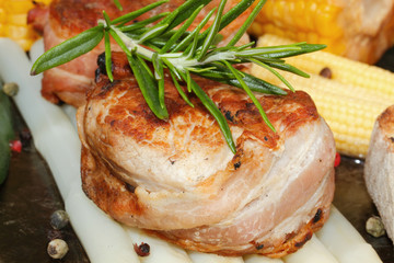 Gegrillte Schweinemedaillons, Spargel, Paprika, Tomaten