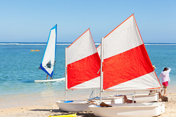 Fototapeta premium voiliers d'initiation, planche à voile sur lagon Réunion 