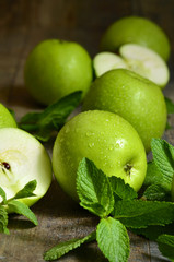 Fototapeta na wymiar Green apples with mint leaves.