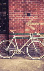 Naklejka premium City bicycle on red wall, retro vintage bike