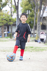 サッカーする子供