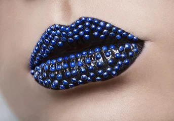 Mode-Make-up mit blauen Nieten © rilueda