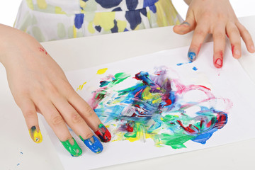 fillette peignant avec peinture aux doigts