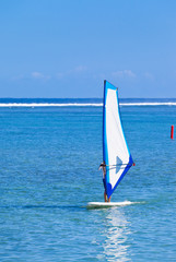 planche &agrave; voile sur le lagon de Trou d'Eau, R&eacute;union
