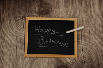 Schiefertafel mit Kreide Happy Birthday