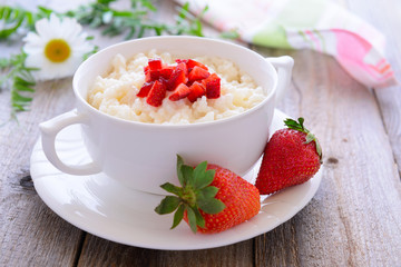 Rice porridge with slices of strawberry 
