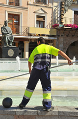 Limpieza de una fuente, servicio municipal